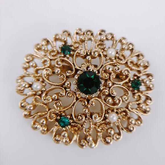 Vintage Signed JJ Filigree Brooch Gold Tone Rhinestone and Faux Pearl 1970s Pin - Picture 4 of 6